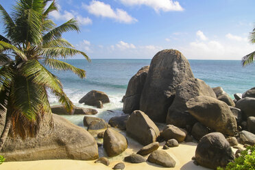 Seychellen, Blick auf einen Strand auf der Insel Mahe - KRPF000750