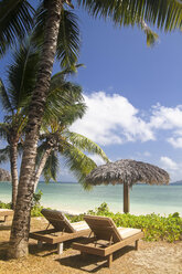 Seychellen, La Digue Insel Blick auf den Strand Anse La Reunion und Sonnenliegen - KRPF000752