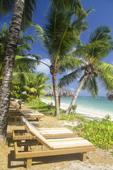 Seychellen, La Digue Insel Blick auf den Strand Anse La Reunion und Sonnenliegen - KRPF000753