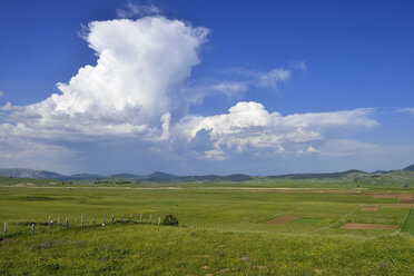 Montenegro, Durmitor-Nationalpark, Gewitter über der Alm auf der Sinjavina-Hochebene bei Zabljak - ES001324