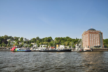 Germany, Hamburg, Oevelgoenne, Pier at the Elbe river - KRP000946