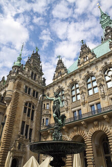 Deutschland, Hamburg, Springbrunnen mit Skulptur am Rathaus - KRPF000952