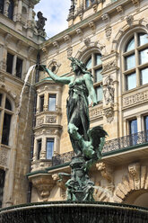 Deutschland, Hamburg, Springbrunnen mit Skulptur am Rathaus - KRPF000955