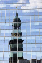 Deutschland, Hamburg, Spiegelung der St. Michaelis Kirche in der Glasfront - KRPF000958