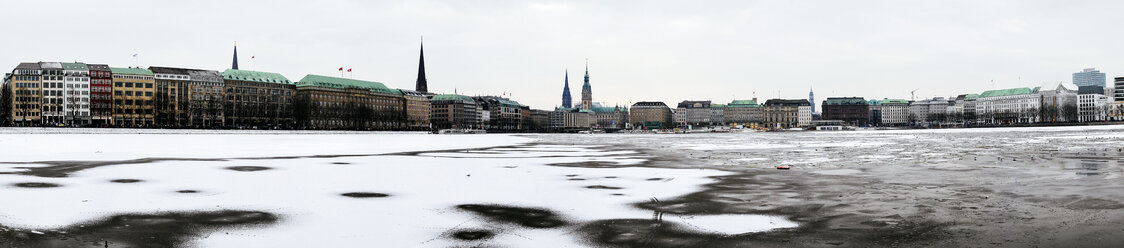 Deutschland, Hamburg, Panoramablick auf die Binnenalster im Winter - KRPF000962