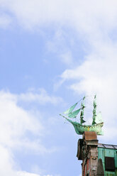 Deutschland, Hamburg, Blick auf ein symbolisches Segelschiff auf dem Dach eines Gebäudes - KRPF000963