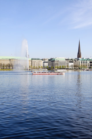 Deutschland, Hamburg, Binnenalster und Alsterbrunnen, Ausflugsschiff, lizenzfreies Stockfoto