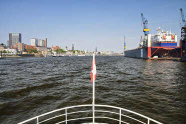 Deutschland, Hamburg, Hamburger Hafen, Blick von einem Ausflugsschiff auf der Elbe - KRPF000991