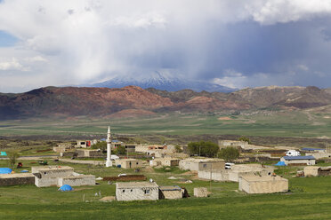 Türkei, Ostanatolien, Provinz Agri, Dogubeyazit, Dorf, Berg Ararat im Hintergrund - SIEF005742