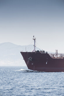 Spanien, Andalusien, Tarifa, Meerenge von Gibraltar, Frachtschiff, Schiffsbug - KBF000095