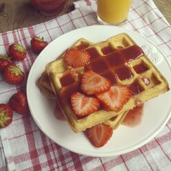 Waffeln mit Erdbeeren und einer Erdbeersauce zum Frühstück - HAWF000430