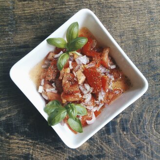 Tomatensalat mit Zwiebeln, garniert mit Basilikumblättern - HAWF000431