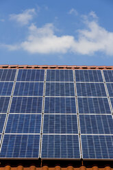 Sonnenkollektoren auf einem Dach, Teilansicht - EJWF000471