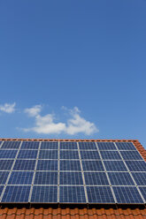 Sonnenkollektoren auf einem Dach, Teilansicht - EJWF000472