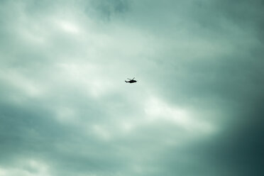 Norwegen, Hubschrauber am bewölkten Himmel - NGF000131