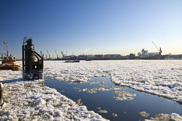 Germany, Hamburg, Port of Hamburg, Elbe river in winter - KRPF000827