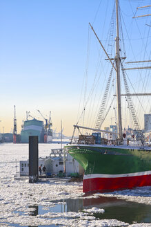 Deutschland, Hamburg, Hamburger Hafen, Elbe im Winter - KRP000828