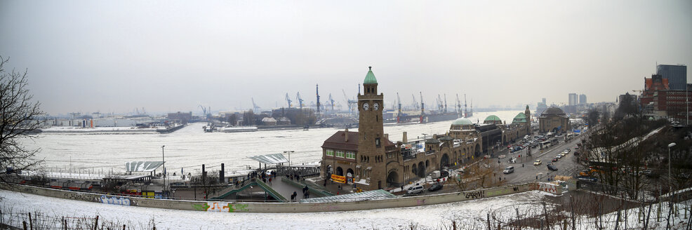 Deutschland, Hamburg, Panoramablick auf den Hamburger Hafen mit zugefrorener Elbe im Winter - KRP000910