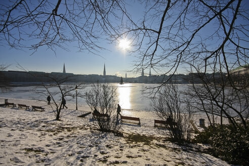 Deutschland, Hamburg, Blick auf die zugefrorene Binnenalster - KRPF000832