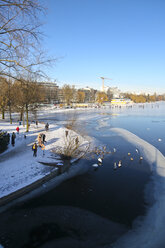 Deutschland, Hamburg, Blick auf die zugefrorene Außenalster - KRPF000834