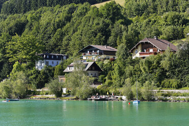 Österreich, Oberösterreich, Salzkammergut, Innerschwand, Villen am Mondsee - SIE005756