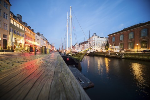 Dänemark, Copgenhagen, Nyhavn am Abend, lizenzfreies Stockfoto