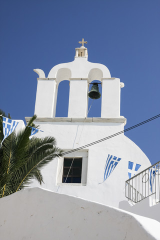 Griechenland, Kykladen, Naxos, Blick auf Glockenturm einer Kirche und griechische Wimpel an einer Leine, lizenzfreies Stockfoto