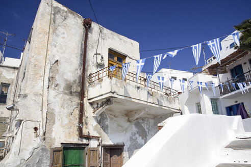 Griechenland, Kykladen, Naxos, Altes Haus und griechische Wimpel an einer Leine - KRPF000837