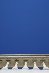 Griechenland, Kykladen, Blick auf eine Balustrade gegen den blauen Himmel - KRPF000840