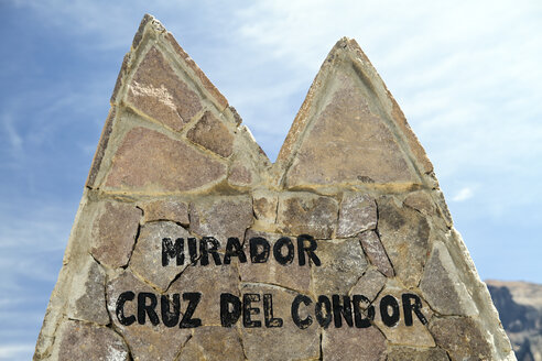 Südamerika, Peru, Blick auf den Eingang zur Aussichtsplattform Mirador Cruz del Condor in der Colca-Schlucht - KRPF000805