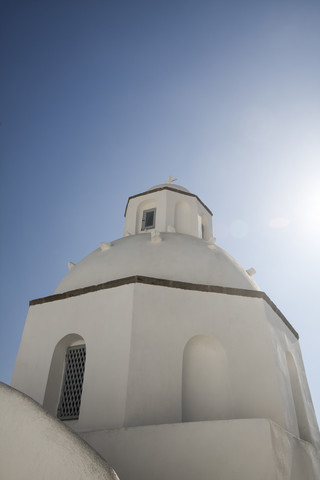 Griechenland, Kykladen, Santorin, Blick auf einen Teil einer weißen Kirche im Gegenlicht, lizenzfreies Stockfoto