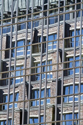 Deutschland, Hamburg, Spiegelungen in einer Glasfassade, Teilansicht - KRPF000913