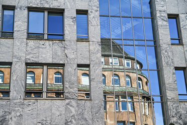 Deutschland, Hamburg, Spiegelungen an einer Fassade, Teilansicht - KRPF000914