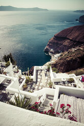 Griechenland, Kykladen, Santorin, Blick auf ein Restaurant an der Caldera - KRPF000848