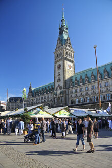 Deutschland, Hamburg, Blick auf das Rathaus mit Ständen auf dem Rathausplatz - KRPF000915