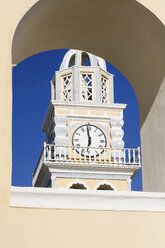 Griechenland, Kykladen, Santorin, Blick auf den Glockenturm der Kirche St. Johann Baptist - KRPF000851