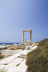Griechenland, Kykladen, Naxos, Tor zum Tempel des Apollo - KRPF000889