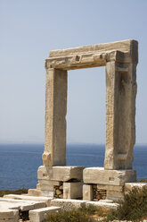 Griechenland, Kykladen, Naxos, Tor zum Tempel des Apollo - KRP000858