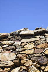 Griechenland, Kykladen, Naxos, Teilansicht einer alten natürlichen Steinmauer - KRPF000859