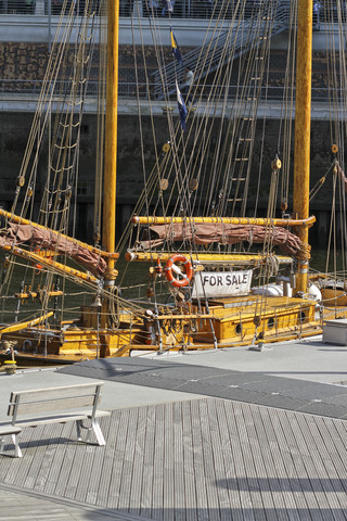Deutschland, Hamburg, Segelschiff zu verkaufen, lizenzfreies Stockfoto