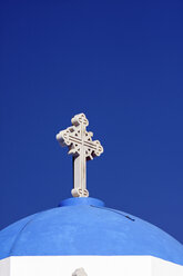 Griechenland, Kykladen, Naxos, blaue Kuppel mit Kruzifix einer Kirche, Teilansicht - KRPF000861