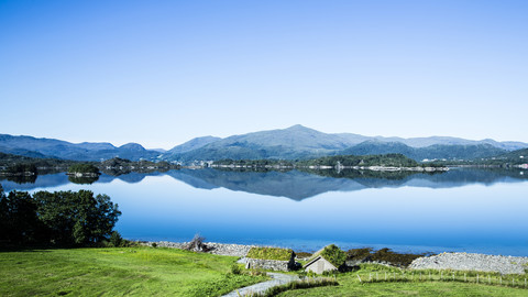 Norwegen, Larsnes, Landschaft mit Fjord, lizenzfreies Stockfoto