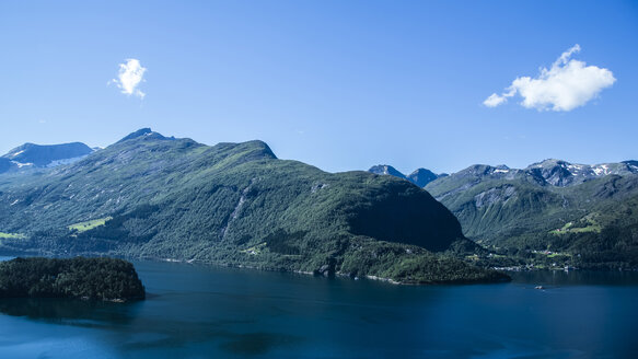 Norwegen, Alesund, Landschaft mit Fjord - NGF000211