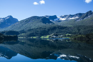 Norwegen, Alesund, Landschaft mit Fjord - NGF000213