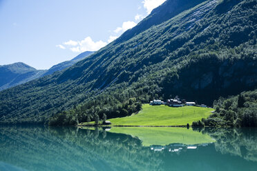 Norwegen, Alesund, Landschaft mit Fjord - NGF000214