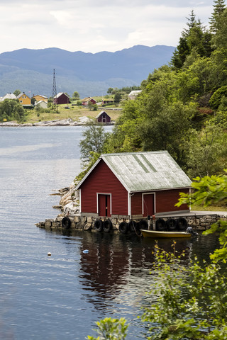 Norwegen, Bergen, rotes Haus am Wasser, lizenzfreies Stockfoto