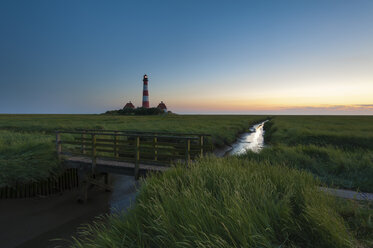 Deutschland, Schleswig-Holstein, Nordseeküste, Blick auf den Leuchtturm Westerheversand nach Sonnenuntergang - RJF000252