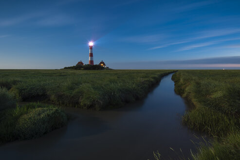 Deutschland, Schleswig-Holstein, Nordseeküste, Blick auf den Leuchtturm Westerheversand, Blaue Stunde - RJF000253