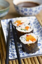 Vegetarian sushi with carrots, zucchini, sweet potato and bell pepper - HAWF000435