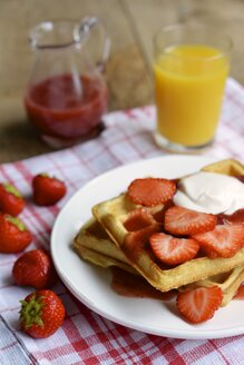 Waffeln mit Erdbeeren und einer Erdbeersauce - HAWF000437